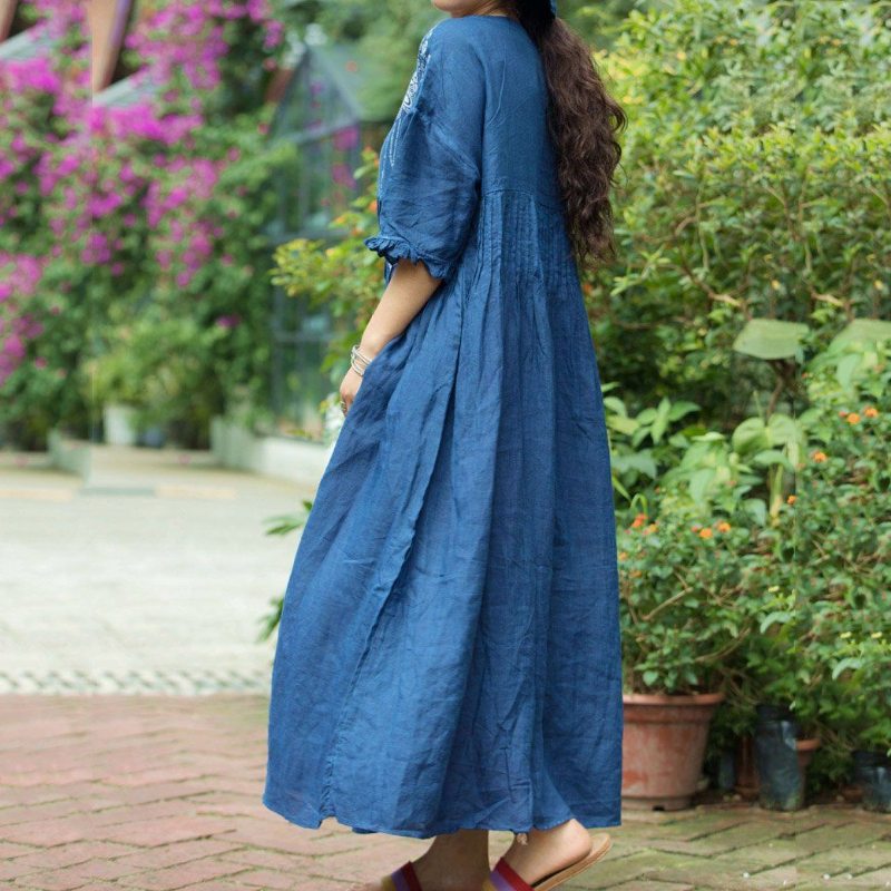 Robe Faite À La Main En Coton Et En Lin Bleu Teint En Batik