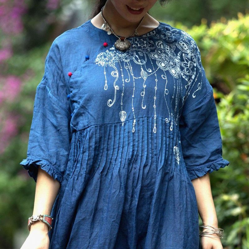 Robe Faite À La Main En Coton Et En Lin Bleu Teint En Batik