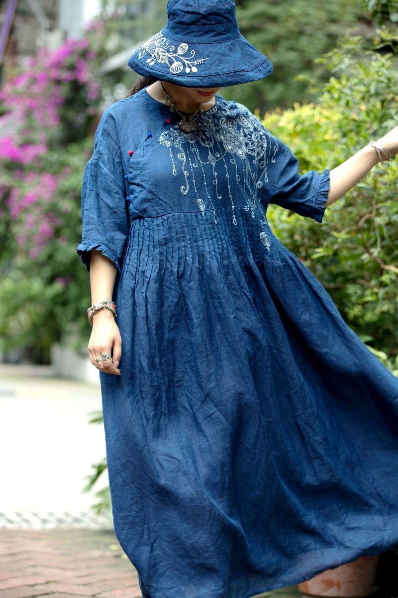 Robe Faite À La Main En Coton Et En Lin Bleu Teint En Batik