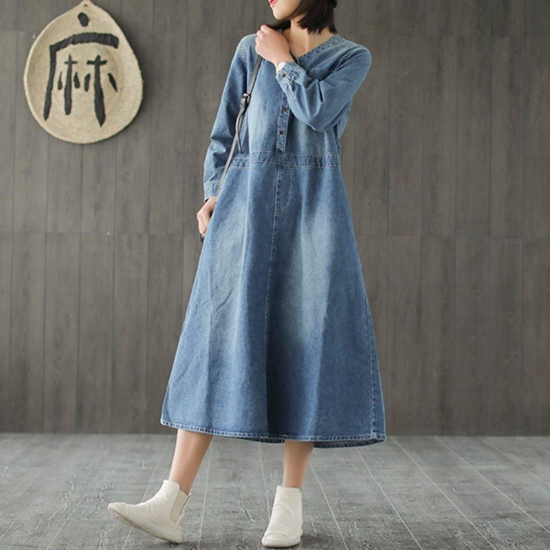 Robe En Jean À Col En V Et Boutons Sur Le Devant