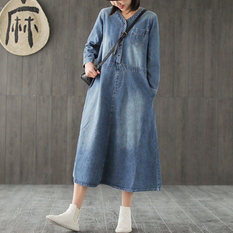 Robe En Jean À Col En V Et Boutons Sur Le Devant