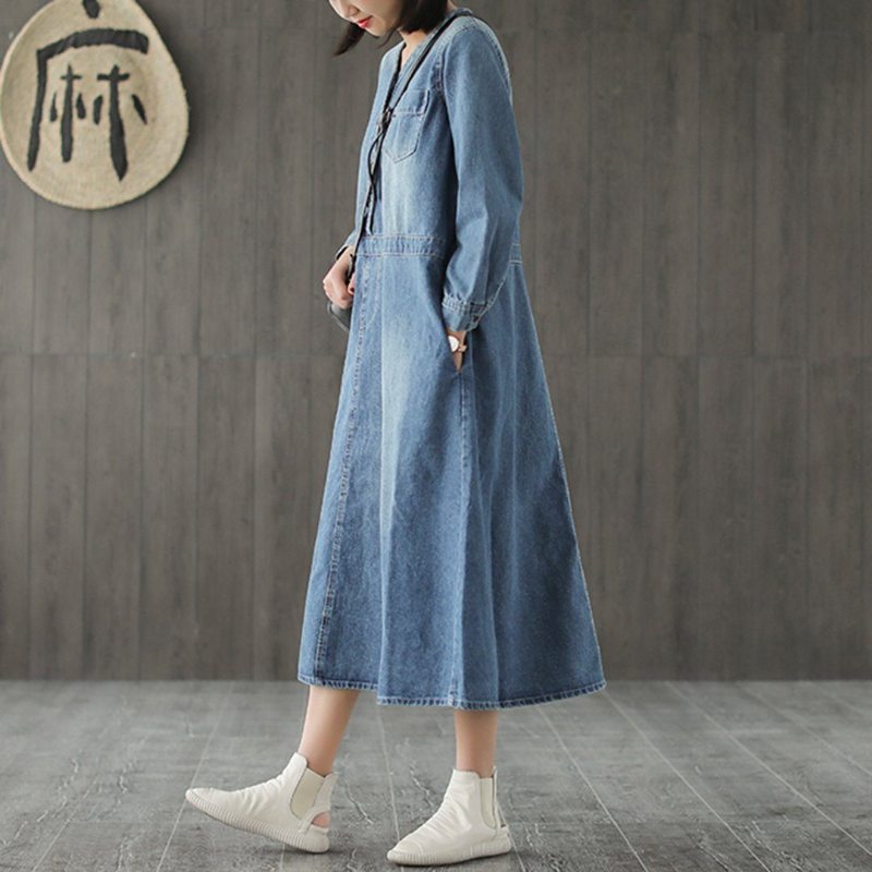 Robe En Jean À Col En V Et Boutons Sur Le Devant