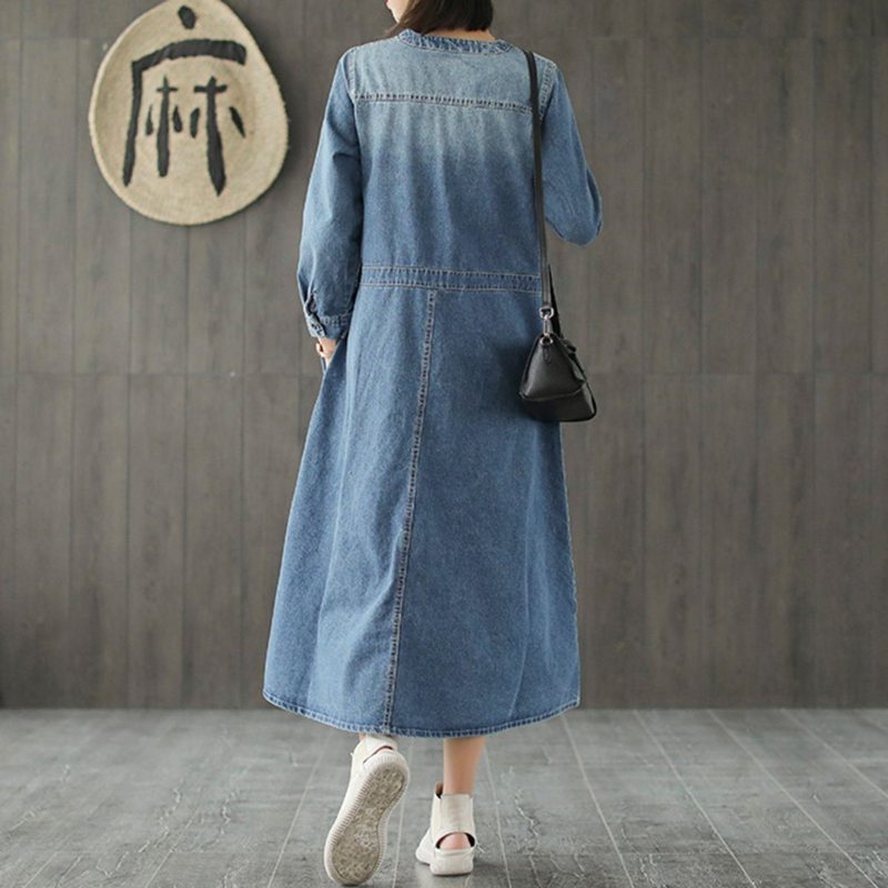 Robe En Jean À Col En V Et Boutons Sur Le Devant