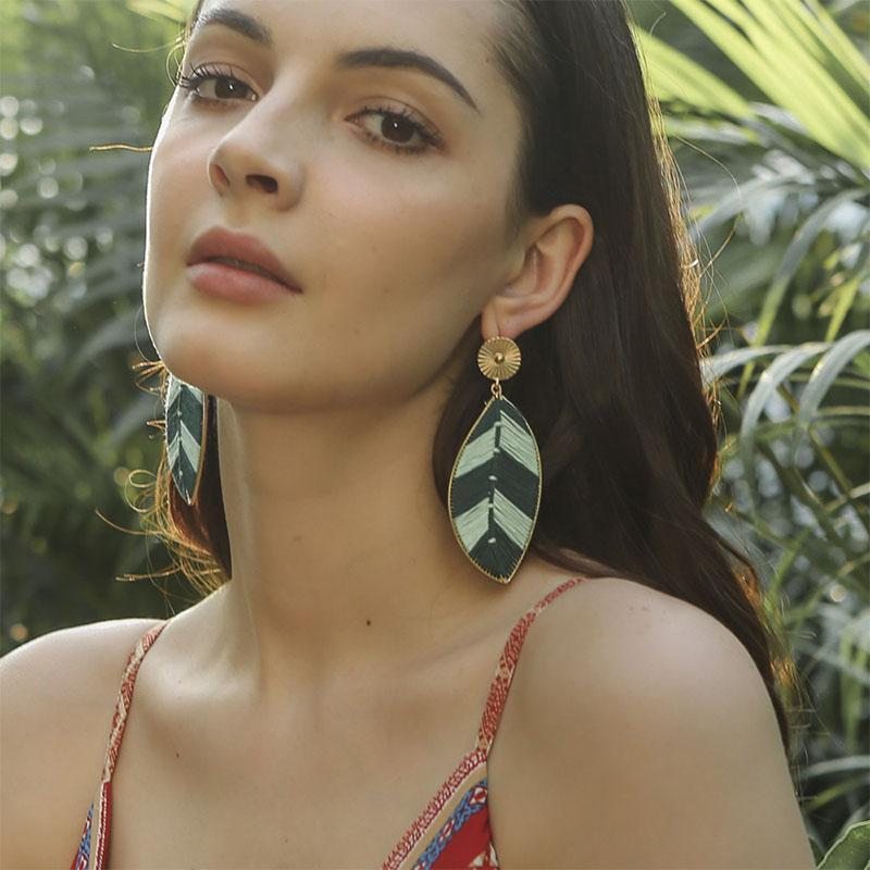 Boucles D'oreilles À La Mode Faites À La Main Avec Des Feuilles Colorées D'été