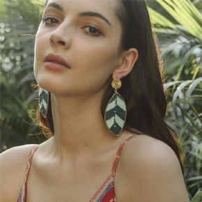 Boucles D'oreilles À La Mode Faites À La Main Avec Des Feuilles Colorées D'été