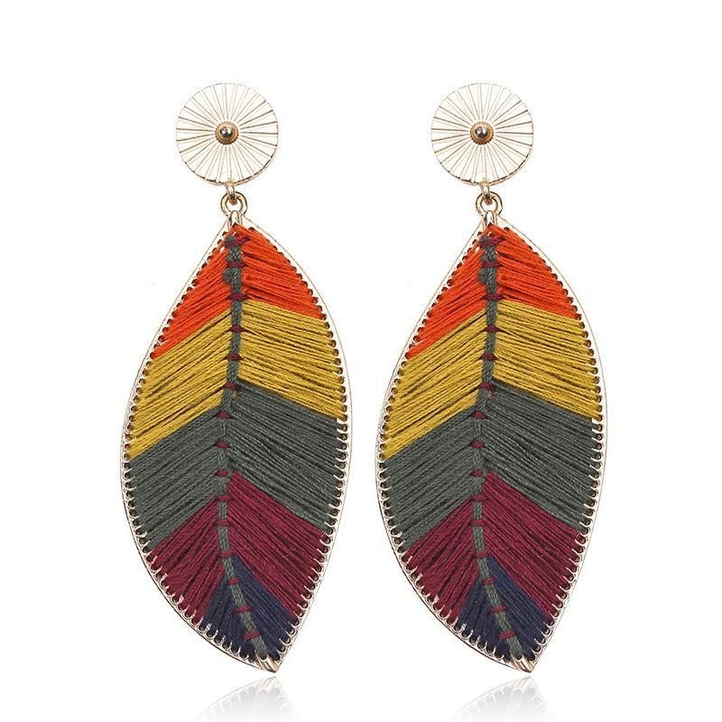 Boucles D'oreilles À La Mode Faites À La Main Avec Des Feuilles Colorées D'été