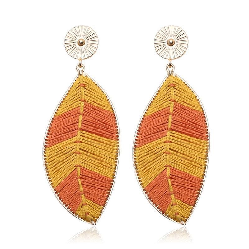 Boucles D'oreilles À La Mode Faites À La Main Avec Des Feuilles Colorées D'été