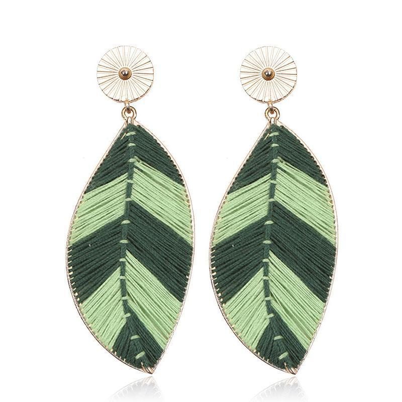 Boucles D'oreilles À La Mode Faites À La Main Avec Des Feuilles Colorées D'été