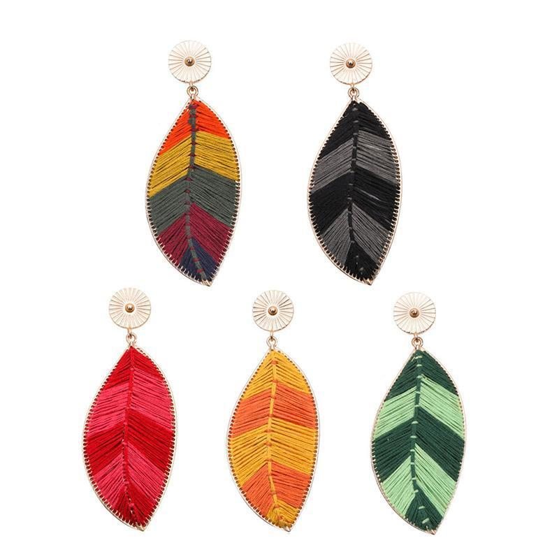 Boucles D'oreilles À La Mode Faites À La Main Avec Des Feuilles Colorées D'été